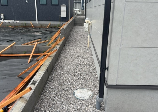 【庭】 | 敷地内にはガーデニングやプチ家庭菜園などが楽しめるお庭スペースがございます。隣地との間にゆとりが生まれることで日当たりや風通しも確保され、ご家族で心地よい屋外の時間を過ごすことができます。