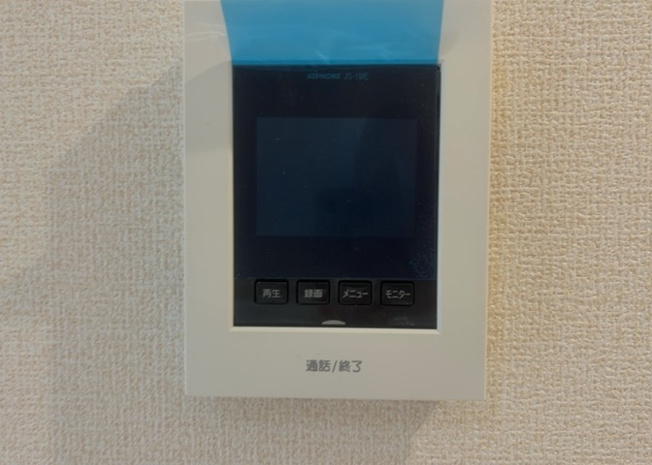 【セキュリティ】 | 室内に設置されたTVモニタ付インターホンで、訪問者の顔をあらかじめ確認してから対応できます。留守中の来訪者確認も可能で、小さなお子様のお留守番や女性の一人時間も安心感を高めてくれる便利な防犯設備です。