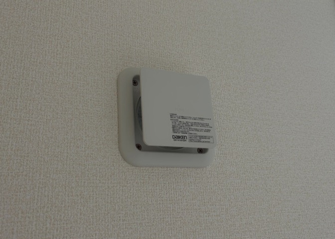 【冷暖房・空調設備】 | 全居室に複層ガラスを採用しており、優れた断熱効果で冷暖房効率を高めます。一年を通して快適な室温を保ちやすく、省エネにも貢献。結露の発生も抑えられるため、お部屋の清潔さを維持するのに役立ちます。