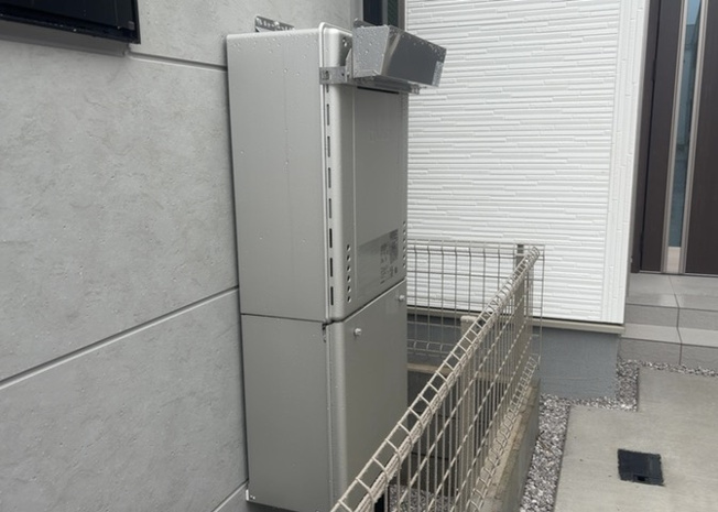 【発電・温水設備】 | 熱効率に優れた省エネ給湯器を設置。お湯を沸かす際のエコに配慮した設計で、毎月の光熱費削減に貢献します。さらに便利な追焚機能付きなので、時間が経っても温かいお風呂にサッと入り直すことができます。