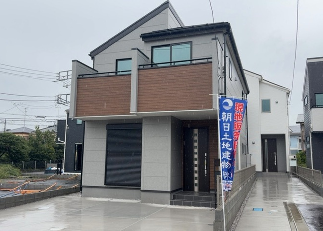 【外観】 | 相模線「上溝」駅利用、新築一戸建て全13区画の街並み。南向きの明るい住まいで建物面積は100.84平米と広々。完成前の建築中から現地周辺の雰囲気や前面道路の様子などをご見学いただくことが可能です。