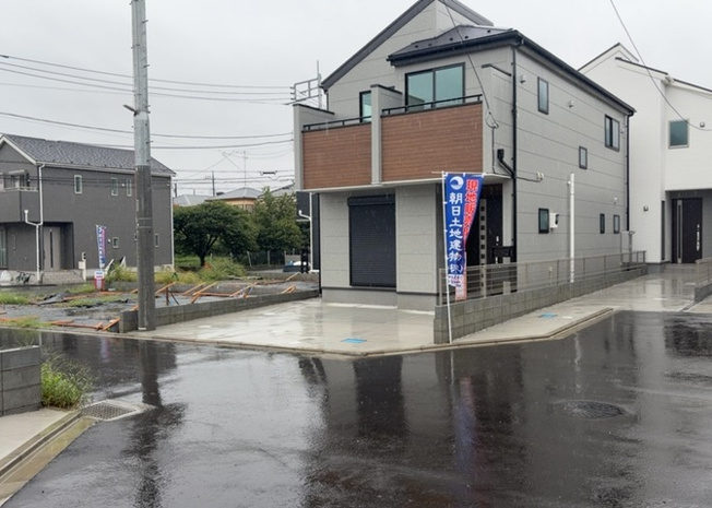 【前面道路含む現地写真】 | 現地前面道路の幅員や交通量は、毎日の運転や歩行の安全性に関わる重要なポイントです。閑静な住宅街に位置するため交通量も比較的少なく、小さなお子様のいるご家庭も落ち着いて暮らせる周辺環境です。
