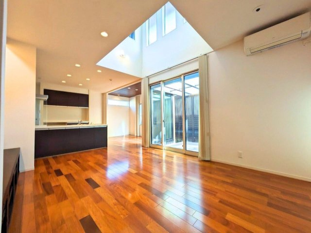 朝生田町3丁目戸建ての居間・リビング|おしゃれな居間です