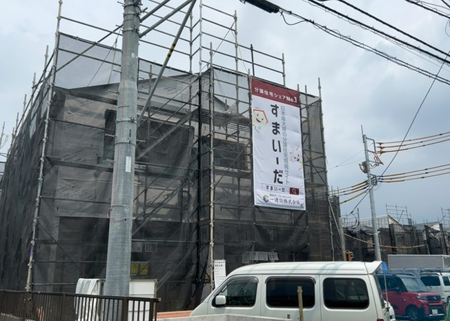 【バルコニー】 | バルコニーは、室外の専用スペースのうち、「屋根がなく開放された空間」であるものを指します。ベランダより広いタイプのものが多く、日当たりもよいため家庭菜園などを楽しみたい人にとって適した環境となります。