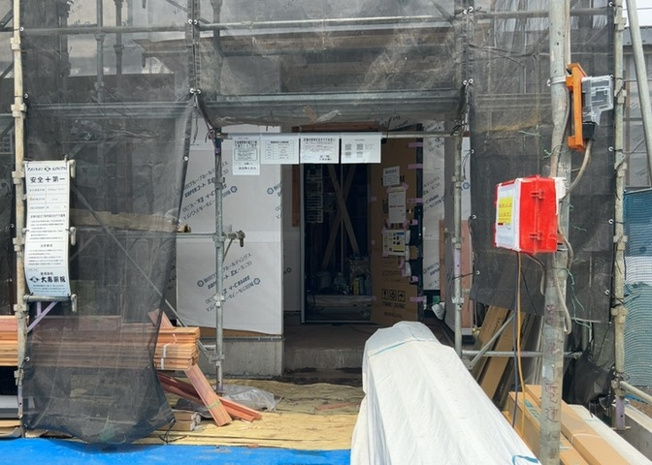 【玄関】 | 玄関は家の顔でもあり、家族以外の目にも止まる場所です。玄関は外との間を仕切る扉、靴などをしまっておく収納スペース、靴脱ぎのたたきスペース、来客とのやり取りをするドアホンなど複数のアイテムからなります。