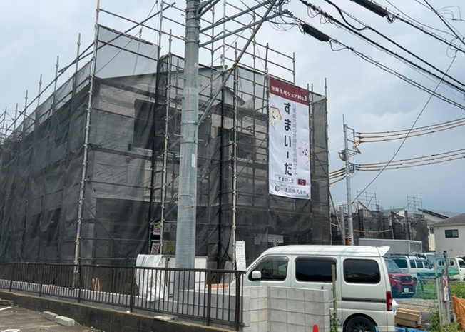 【構造・工法・仕様】 | 木造住宅とは土台、壁、柱など建築物の強度を支える構造体の材に木が使用されている構造を指します。構造体は建物の自重を支えるだけではなく風圧や水圧、積裁荷重などあらゆる衝撃に耐えるための基礎です。
