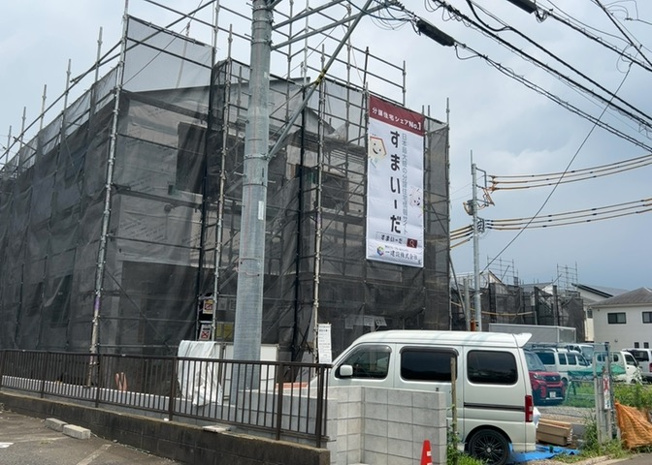 【構造・工法・仕様】 | ベタ基礎とは、柱の位置に関係なく全体に基礎がある事を指し、面積が大きい分建物の重さを全体に分散できます。また、地面からの湿気や害虫を遮断でき、木造住宅で心配されるシロアリ被害を防ぐ効果も期待できます。