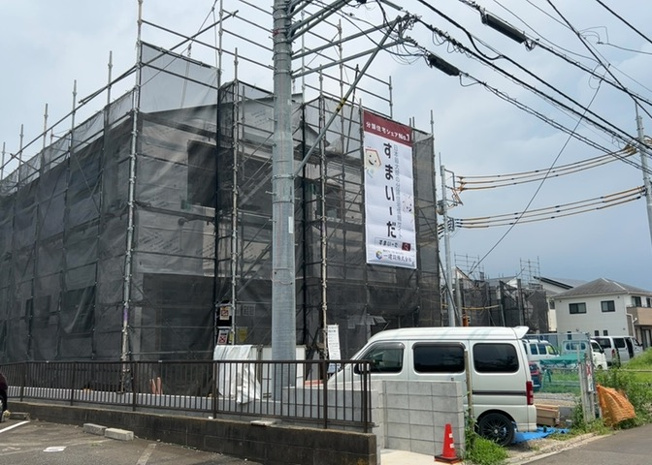 【前面道路含む現地写真】 | 道幅が狭い場所は比較的土地の値段が低いことが多く、また交通量が少ないため騒音が少なく静かな環境で過ごせます。また、小さいお子様がいるご家庭も安心です。一方で車の駐車が難しいというデメリットもあります。