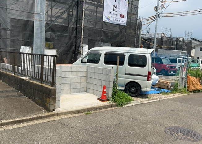 【駐車場】 | 車一台あたりに必要なスペースは、標準サイズの普通自動車で横幅2m50cm、長さ5mは必要になります。ただし、乗降のことも考慮して横幅3m30cm、長さ5m50cmほどは確保できるところを選びましょう。