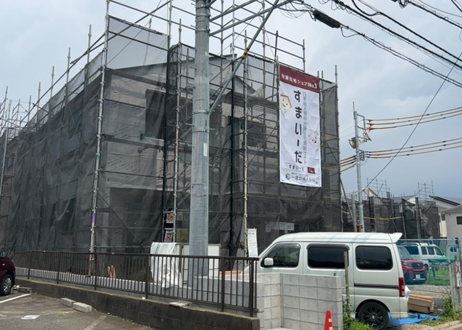 【外観】 | 現在は上棟となっています。現地をご見学に行く際は、道路の幅や周辺の交通量、施設などをご確認頂くことをおすすめします！ある程度イメージをつけたいという場合は、同売主の施工事例や完成パースもお見せします。
