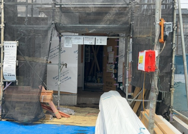 【玄関】 | 玄関は、狭すぎると複数人で使いにくく、広すぎても無駄な空間になりがちです。最低2畳を目安にして、家の広さとの兼ね合いや家族の人数を考慮して決めるとよいでしょう。現地を見学して快適な玄関を選びましょう！