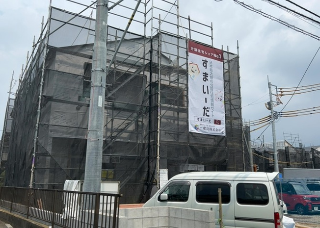 【冷暖房・空調設備】 | 基礎パッキング工法とは、床下の換気確保のため基礎と土台の間に緩衝材を挟み込む工法です。土台の下に数十センチの間隔で設置されるため、全体的な隙間が生まれます。床下換気口に比べて高い通気性が確保されます。