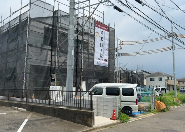 【前面道路含む現地写真】 | 住宅用の土地では前面道路に2m以上接していなければならないと法律で定められています。しかし、お持ちの車のサイズやライフスタイルなどにより、2mでは利便が悪い場合もございますので、事前に確認しましょう。