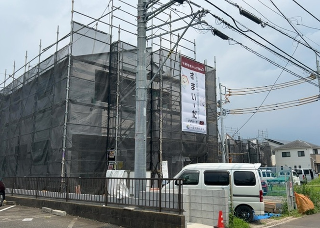 【前面道路含む現地写真】 | お持ちの車種によっては前面道路が広い方が便利でしょう。しかし、前面道路が広ければその分交通量が多くなるため、騒音などが気になる場合があります。実際に現地を見学し、周辺交通量や騒音などを確認しましょう！