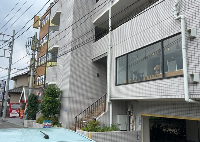 【中庭】 | クリオ淵野辺参番館 | 中庭（パティオ）とは、一つの建築物の内部に設けられた、壁などで囲われている庭のことを指します。コの字型、ロの字型が主流ですが、L字型の中庭もあります。最近では、インテリア性の高さからも人気があります。