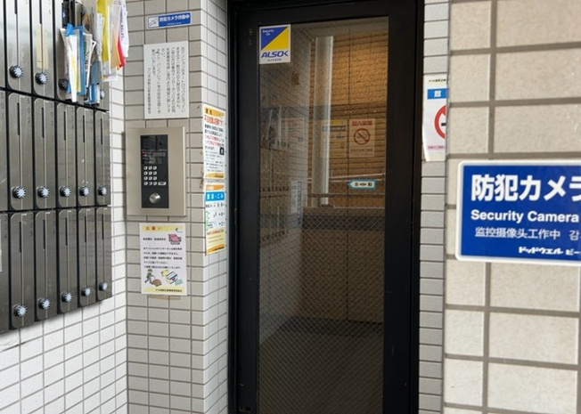 【エントランス】 | クリオ淵野辺参番館 | マンションのエントランスには、もともと風よけや防犯の役割がありますが、マンションによって宅配ボックスなどの設備が備わっている所もあります。日々の生活をイメージしながら生活しやすさをチェックしましょう。