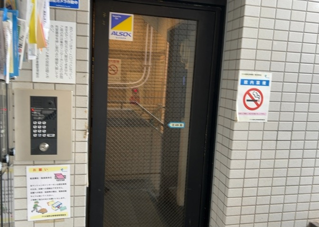 【受付】 | クリオ淵野辺参番館 | 受付はマンションコンシェルジュがいる場合もあれば、管理人が滞在する小部屋を総称して呼ぶことがあります。主にエントランスに設置されていることから、防犯面でも期待ができます。防犯設備がない場合はより安心！