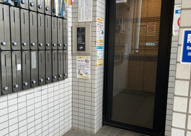 【ロビー】 | クリオ淵野辺参番館 | ロビーというと、エントランスと何がちがうの？と思いますよね。実はロビーとエントランスには明確な決まりはありません。物件によっては、エントランスを入って広がるある程度の広さのある空間がロビーとなります。
