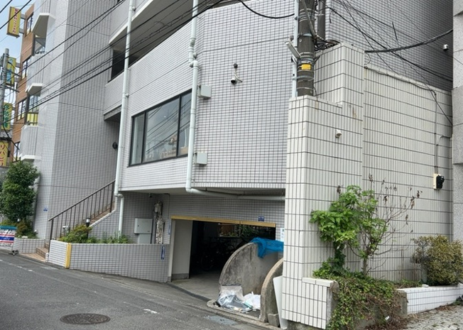 【現況写真】 | クリオ淵野辺参番館 | 道幅が広い場所は日当たりや風通が良好です。幅が広いのですれ違いも可能ですし大きな車でも駐車可能！一方で、大型車が通ることも多くなるため交通量の増加により騒音に繋がります。また土地の値段が高くなります。