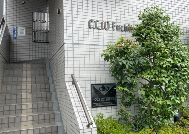 【玄関】 | クリオ淵野辺参番館 | 玄関は家の顔でもあり、家族以外の目にも止まる場所です。玄関は外との間を仕切る扉、靴などをしまっておく収納スペース、靴脱ぎのたたきスペース、来客とのやり取りをするドアホンなど複数のアイテムからなります。