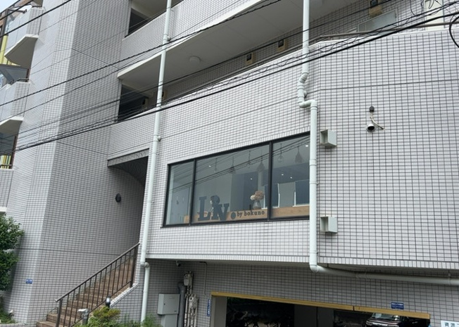 【外観】 | クリオ淵野辺参番館 | 外観はマンション管理がされているかの目安になります。築年数が古いと、壁面は劣化してひび割れが生じることも！建物が古びていても細かいところが修繕されていると、きちんと管理されているなぁと感じるでしょう。