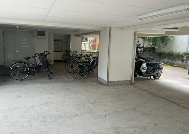 【駐車場】 | クリオ淵野辺参番館 | 車一台あたりに必要なスペースは、標準サイズの普通自動車で横幅2m50cm、長さ5mは必要になります。ただし、乗降のことも考慮して横幅3m30cm、長さ5m50cmほどは確保できるところを選びましょう。