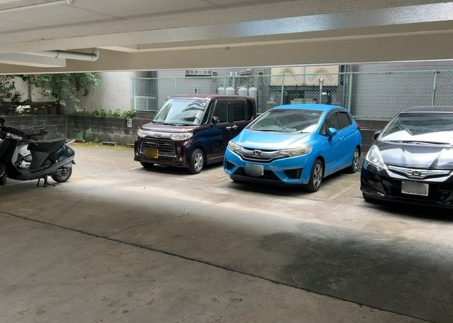 【駐車場】 | クリオ淵野辺参番館 | 駐車場と明記されていても、最小スペースでつくられた駐車場だと大型車は駐車できなかったり、出入りしにくくなったりする可能性があります。お車のサイズと購入したい物件の駐車場のサイズを現地で確認しましょう。