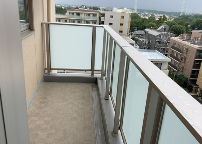 【バルコニー】 | アビダス町田パークス | バルコニーは、室外の専用スペースのうち、「屋根がなく開放された空間」であるものを指します。ベランダより広いタイプのものが多く、日当たりもよいため家庭菜園などを楽しみたい人にとって適した環境となります。
