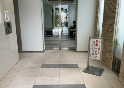 【エントランス】 | アビダス町田パークス | マンションのエントランスには、もともと風よけや防犯の役割がありますが、マンションによって宅配ボックスなどの設備が備わっている所もあります。日々の生活をイメージしながら生活しやすさをチェックしましょう。