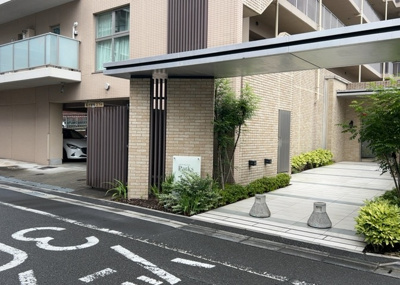 【現況写真】 | アビダス町田パークス | 外観はマンション管理がされているかの目安になります。築年数が古いと、壁面は劣化してひび割れが生じることも！建物が古びていても細かいところが修繕されていると、きちんと管理されているなぁと感じるでしょう。