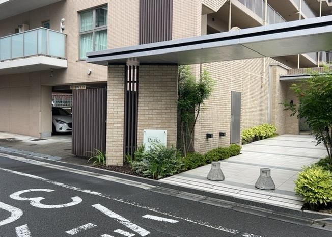 【現況写真】 | アビダス町田パークス | 外観はマンション管理がされているかの目安になります。築年数が古いと、壁面は劣化してひび割れが生じることも！建物が古びていても細かいところが修繕されていると、きちんと管理されているなぁと感じるでしょう。