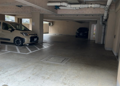 【駐車場】 | アビダス町田パークス | 車一台あたりに必要なスペースは、標準サイズの普通自動車で横幅2m50cm、長さ5mは必要になります。ただし、乗降のことも考慮して横幅3m30cm、長さ5m50cmほどは確保できるところを選びましょう。