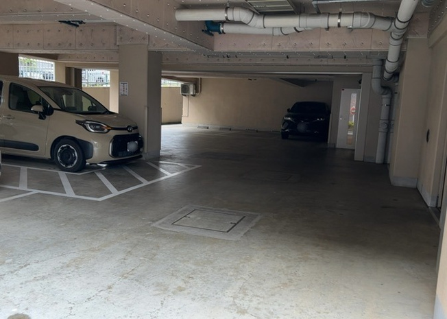 【駐車場】 | アビダス町田パークス | 車一台あたりに必要なスペースは、標準サイズの普通自動車で横幅2m50cm、長さ5mは必要になります。ただし、乗降のことも考慮して横幅3m30cm、長さ5m50cmほどは確保できるところを選びましょう。