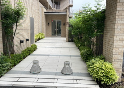 【庭】 | アビダス町田パークス | 物件によっては、入居者が個人的に使用できる専用庭がついているものもあります。また、住宅の中にある土間の部分を庭と呼ぶこともあります。庭の用途は住む人によって変わり、それによってデザインもさまざまです。
