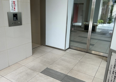 【ロビー】 | アビダス町田パークス | ラウンジは、マンションの共用スペースに椅子やテーブルなどを配置した利用者が寛げる空間です。屋内型ラウンジと屋外型ラウンジがあります。共用部分の管理状況と合わせて、詳細については現地でご確認ください。