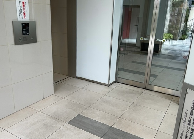 【ロビー】 | アビダス町田パークス | ラウンジは、マンションの共用スペースに椅子やテーブルなどを配置した利用者が寛げる空間です。屋内型ラウンジと屋外型ラウンジがあります。共用部分の管理状況と合わせて、詳細については現地でご確認ください。