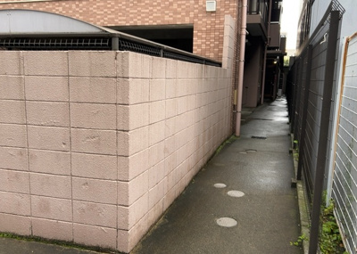 【中庭】 | グエルスクエア八王子 | 中庭（パティオ）とは、一つの建築物の内部に設けられた、壁などで囲われている庭のことを指します。コの字型、ロの字型が主流ですが、L字型の中庭もあります。最近では、インテリア性の高さからも人気があります。