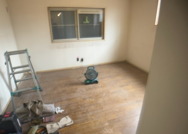 【洋室】 | 洋室のメリットは重い家具が置きやすく、身の回りが整理しやすいことです。 床がフローリングのため畳とは異なり凹みにくいです。 クローゼットなど収納が豊富で、普段使わない旅行カバンや服の整頓も簡単にです。