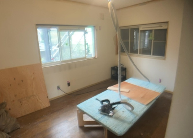 【寝室】 | 寝室でゆっくりと過ごすためにはベッド周りの適度な空間を担保することや窓の位置、照明の明るさ、寝室の広さなどを考える必要があります。自身や家族の構成とライフスタイルに併せて寝室にする部屋を選びましょう！