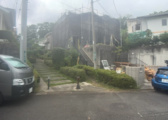 【前面道路含む現地写真】 | お持ちの車種によっては前面道路が広い方が便利でしょう。しかし、前面道路が広ければその分交通量が多くなるため、騒音などが気になる場合があります。実際に現地を見学し、周辺交通量や騒音などを確認しましょう！