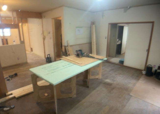 【居間・リビング】 | L型アイランドタイプは、キッチンからダイニングにもリビングにも目が行き届くので、とても使いやすい配置です。L字型独立タイプは、キッチンを独立させてるためLDKというよりもLDといった様なイメージです。