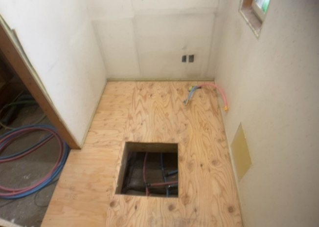 【脱衣所】 | 多くの戸建て住宅で見かける洗面脱衣所は、洗面台と洗濯機が2畳ほどのスペースに並べられていて、洗面所が脱衣所を兼ね備えている間取りが一般的です。お客様が利用することもある、パブリックな空間でもあります。