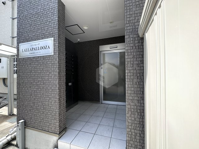 LALLA  PALLOOZAのエントランス