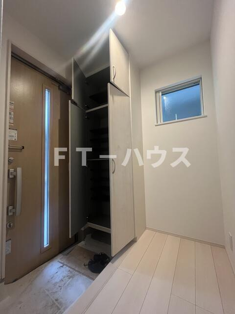 市川市柏井町戸建の玄関
