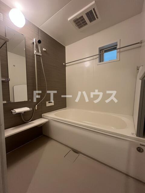 市川市柏井町戸建の浴室