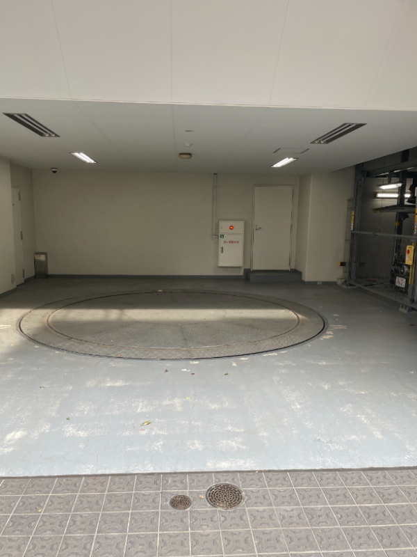 コンフォリア麻布台EASTの駐車場