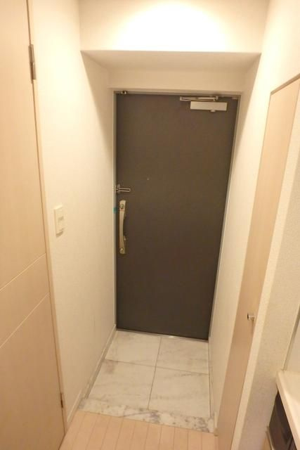ドゥーエ新富町の玄関
