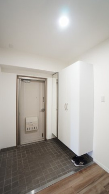 【玄関】 | 鈴が峰第４住宅４号棟 | 大容量のシューズ収納つき玄関