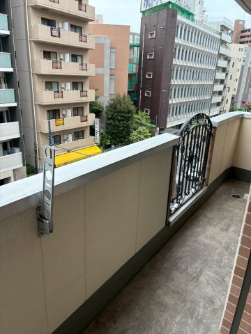 ルミナス西日暮里のバルコニー