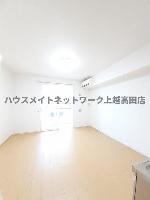グランシャレー春日の居間・リビング|ＬＤＫ9.8帖